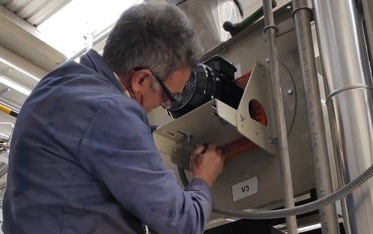 Mecánico ajustando un ventilador